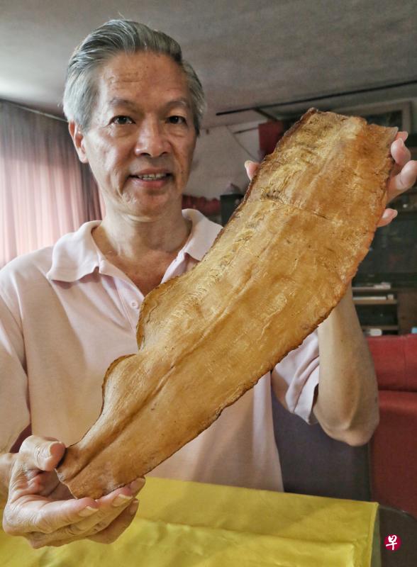 “潮州饭店”第二代传人沈四峇开出10万元卖花胶做慈善。(洪璐华摄影) “潮州饭店”第二代传人沈四峇开出10万元卖花胶做慈善。(洪璐华摄影)