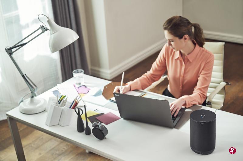 WK7能产生强劲低音和清晰音质。其顶部有四个按钮,用来控制音量,播放音乐,启用谷歌语音助理。 WK7能产生强劲低音和清晰音质。其顶部有四个按钮,用来控制音量,播放音乐,启用谷歌语音助理。