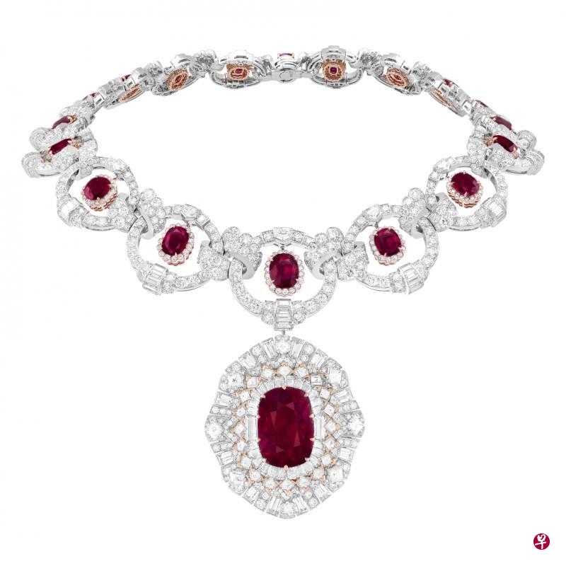 Rubis Flamboyant的原石一直被某个神秘家族视为家族至宝,后经出售才被切割成枕型。 Rubis Flamboyant的原石一直被某个神秘家族视为家族至宝,后经出售才被切割成枕型。