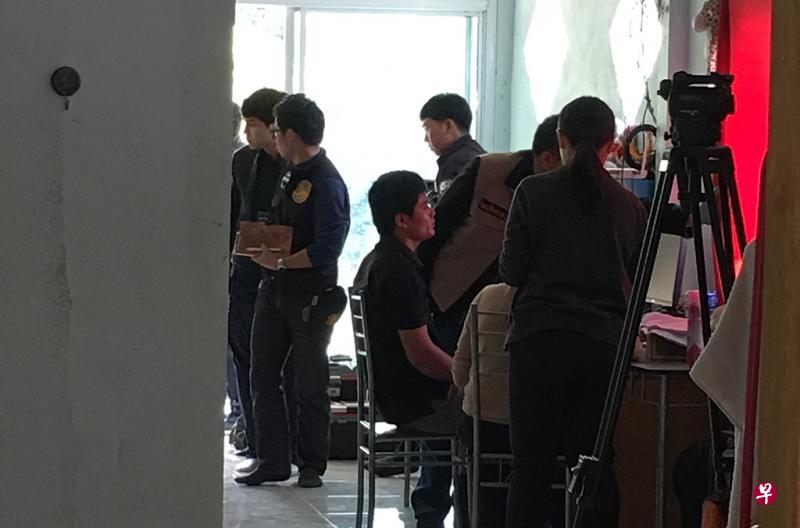 国际刑警对恋童癖“暗网”在全球展开执法行动,终于在泰国逮捕该网站主要管理人萨朗甘(左三)。(国际刑警提供) 国际刑警对恋童癖“暗网”在全球展开执法行动,终于在泰国逮捕该网站主要管理人萨朗甘(左三)。(国际刑警提供)