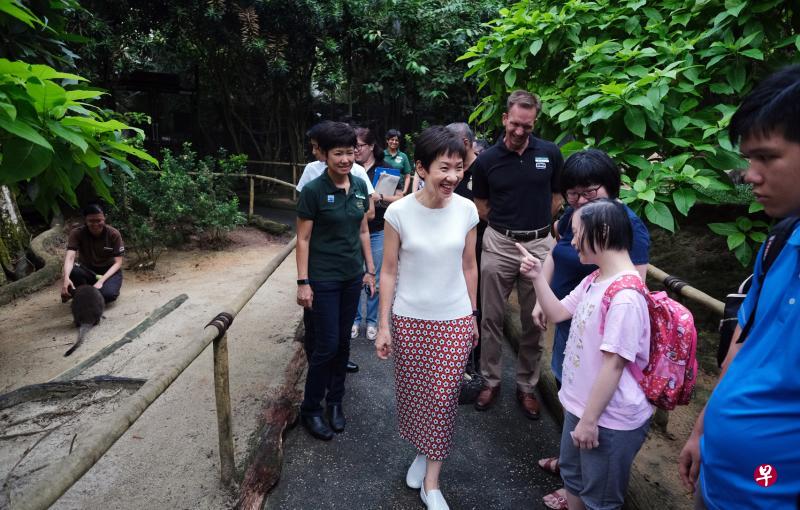 文化、社区及青年部长傅海燕参观夜间动物园,欢庆这座全球首个夜间野生动物园的25岁生日。(曾坤顺摄) 文化、社区及青年部长傅海燕参观夜间动物园,欢庆这座全球首个夜间野生动物园的25岁生日。(曾坤顺摄)