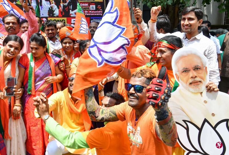 印度人民党胜选消息传出后,党员及支持者手舞足蹈,庆祝赢得大选。(法新社) 印度人民党胜选消息传出后,党员及支持者手舞足蹈,庆祝赢得大选。(法新社)