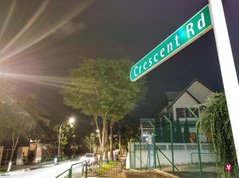 加东高档私宅区蛾眉路一间私宅单位大门遭人泼红漆,单位庭院的一辆轿车也中招。 加东高档私宅区蛾眉路一间私宅单位大门遭人泼红漆,单位庭院的一辆轿车也中招。