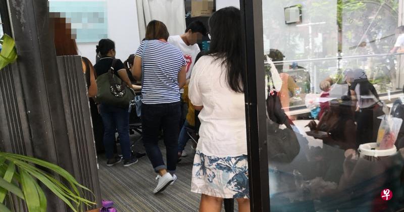 上星期天,在菲佣聚集的乌节路幸运商业中心,一家放贷商吸引不少女佣上门借钱。(温伟中摄) 上星期天,在菲佣聚集的乌节路幸运商业中心,一家放贷商吸引不少女佣上门借钱。(温伟中摄)