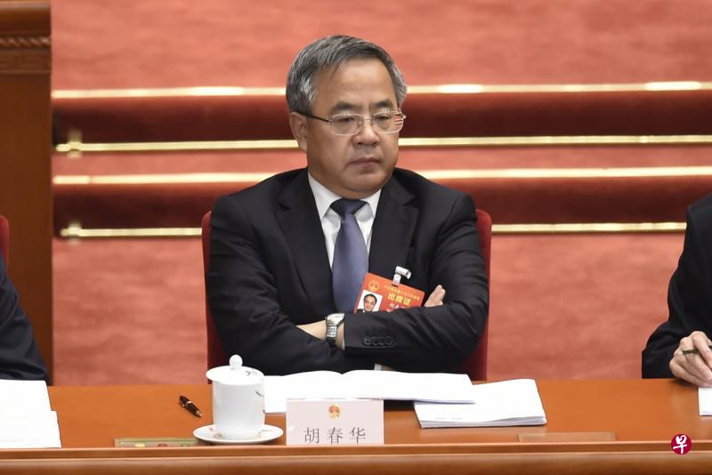 胡春华去年3月出任主管农业和扶贫的副总理,已显示他在政坛中的重要性。图为他今年3月5日出席中国全国人大年会开幕式。(法新社) 胡春华去年3月出任主管农业和扶贫的副总理,已显示他在政坛中的重要性。图为他今年3月5日出席中国全国人大年会开幕式。(法新社)