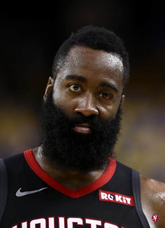 尽管季后赛表现一般,但哈登在常规赛中的统治性数据,让他全票入选最佳阵容一队。(法新社) 尽管季后赛表现一般,但哈登在常规赛中的统治性数据,让他全票入选最佳阵容一队。(法新社)