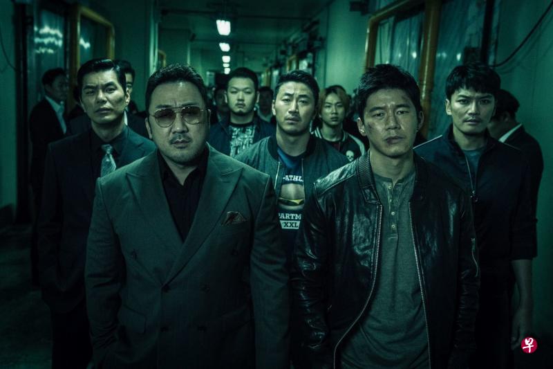←《恶人传》马东石（前左）饰黑帮老大，金武烈（前右）演热血警察。（Clover Films提供）