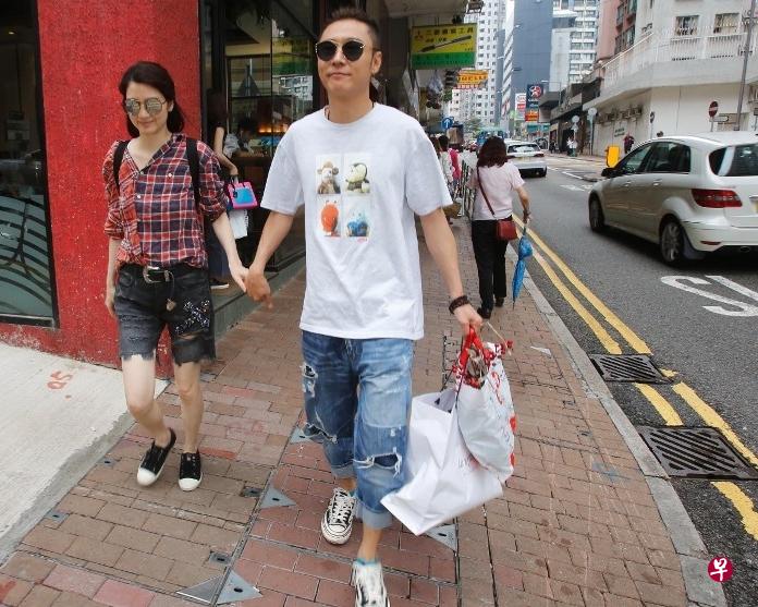 张丹峰(右)、洪欣牵手逛街。(互联网) 张丹峰(右)、洪欣牵手逛街。(互联网)