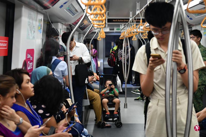 陆交局明年将在其中一条地铁线试行“优先车厢”计划,协助有需要乘客更容易找到座位。(档案照) 陆交局明年将在其中一条地铁线试行“优先车厢”计划,协助有需要乘客更容易找到座位。(档案照)