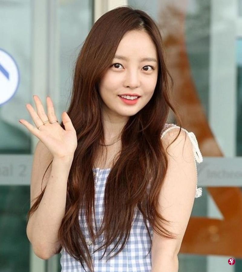 具荷拉在家中企图轻生,经纪人及时发现,把她送进医院救治。(互联网) 具荷拉在家中企图轻生,经纪人及时发现,把她送进医院救治。(互联网)