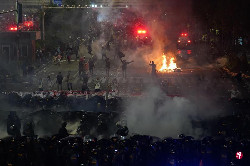 印尼总统选举成绩公布后,雅加达发生暴动,造成八人死亡、700多人受伤,另有400多人被逮捕。(彭博社) 印尼总统选举成绩公布后,雅加达发生暴动,造成八人死亡、700多人受伤,另有400多人被逮捕。(彭博社)