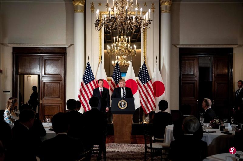 特朗普(中)昨天下午到达东京后,就率先同当地的商界领袖会面。(法新社) 特朗普(中)昨天下午到达东京后,就率先同当地的商界领袖会面。(法新社)