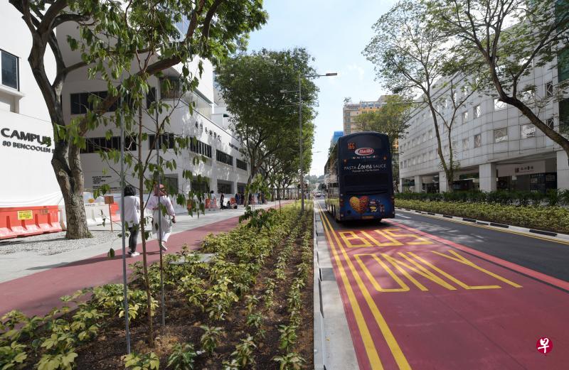 明古连街原有四条车道,两条改建为宽敞的人行道和脚踏车道,剩下的两条,一条划为巴士道,只剩一条车道留给汽车。以后有更多道路会让巴士享有优先行驶权。(海峡时报) 明古连街原有四条车道,两条改建为宽敞的人行道和脚踏车道,剩下的两条,一条划为巴士道,只剩一条车道留给汽车。以后有更多道路会让巴士享有优先行驶权。(海峡时报)