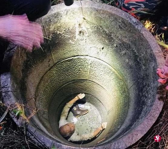 周永光被发现时,已站在水位至胸的水井里长达37小时。(星洲日报) 周永光被发现时,已站在水位至胸的水井里长达37小时。(星洲日报)