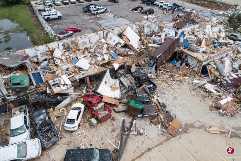 龙卷风将俄克拉荷马州一家汽车旅馆夷为平地。(路透社) 龙卷风将俄克拉荷马州一家汽车旅馆夷为平地。(路透社)