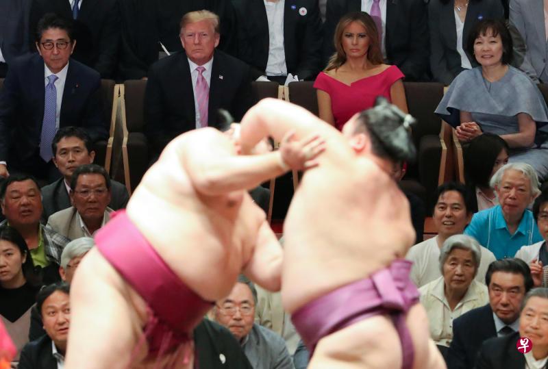 安倍招待特朗普看相扑赛。(路透社) 安倍招待特朗普看相扑赛。(路透社)