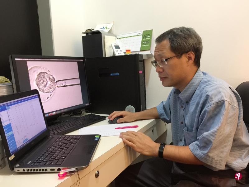 担任试管婴儿中心首席胚胎学家与技术总监的陈乃清,用他的专业知识和多年临床经验为生殖专科医生提供技术支持。(施莉芳摄) 担任试管婴儿中心首席胚胎学家与技术总监的陈乃清,用他的专业知识和多年临床经验为生殖专科医生提供技术支持。(施莉芳摄)