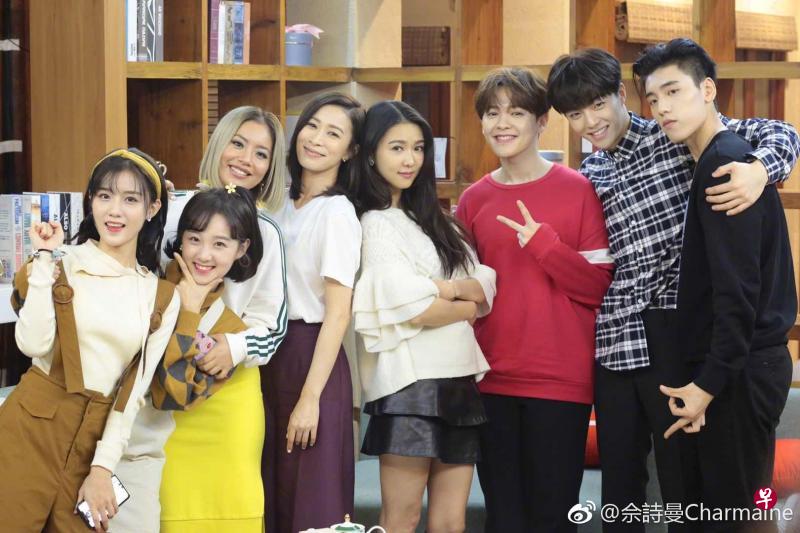 薛凯琪(右四)和陈意涵(左起)、李子璇、王菊、佘诗曼、尤长靖、陈立农、王子异在《完美的餐厅》喜相逢。(nowJelli提供) 薛凯琪(右四)和陈意涵(左起)、李子璇、王菊、佘诗曼、尤长靖、陈立农、王子异在《完美的餐厅》喜相逢。(nowJelli提供)