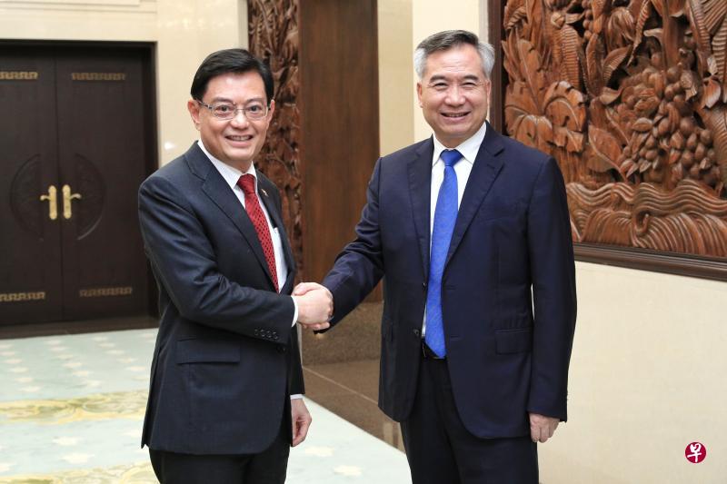 新加坡副总理兼财政部长王瑞杰(左)昨天在广州会见中共政治局委员、广东省委书记李希。(通讯及新闻部提供) 新加坡副总理兼财政部长王瑞杰(左)昨天在广州会见中共政治局委员、广东省委书记李希。(通讯及新闻部提供)