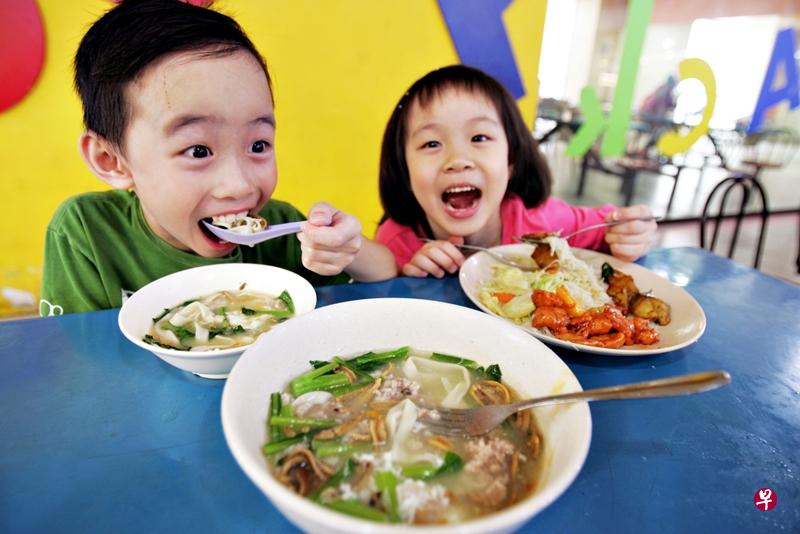 建议家长为孩子提供多样化的食 物,以摄取均衡营养。(档案照) 建议家长为孩子提供多样化的食 物,以摄取均衡营养。(档案照)