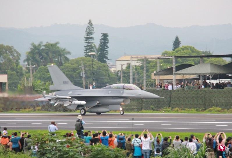 F-16V战机今天在彰化参加“战备道起降实兵操演”,吸引观众拍照留念。(自由时报) F-16V战机今天在彰化参加“战备道起降实兵操演”,吸引观众拍照留念。(自由时报)