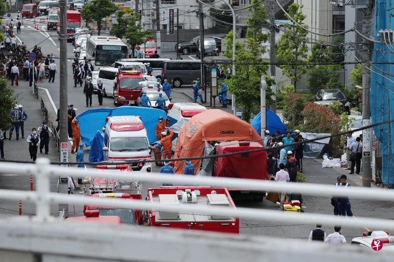 持刀伤人案发生后,日本警方封锁现场进行调查。(法新社) 持刀伤人案发生后,日本警方封锁现场进行调查。(法新社)