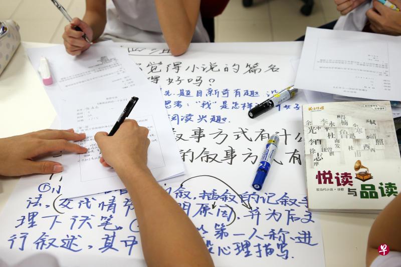 从明年起,语文特选课程将扩大至中学的阶段。九所中学将开办华文语文特选课程,各有三所中学也将分别提供马来文语特以及淡米尔文语特。(邝启聪摄) 从明年起,语文特选课程将扩大至中学的阶段。九所中学将开办华文语文特选课程,各有三所中学也将分别提供马来文语特以及淡米尔文语特。(邝启聪摄)