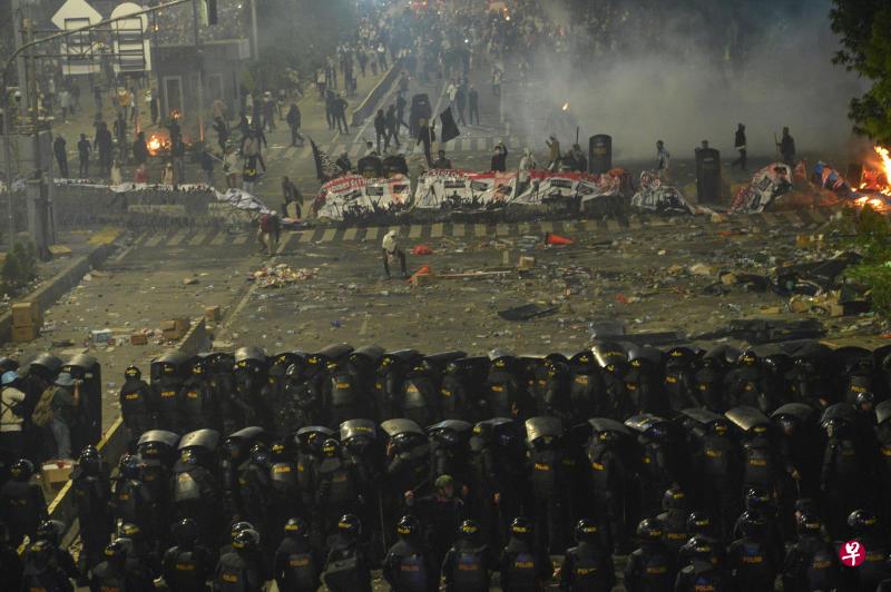 雅加达上周罕见地发生骚乱之后市面已经恢复平静,但商界担心事情还没了结,对局势仍存在不稳定因素表示担忧。(路透社) 雅加达上周罕见地发生骚乱之后市面已经恢复平静,但商界担心事情还没了结,对局势仍存在不稳定因素表示担忧。(路透社)