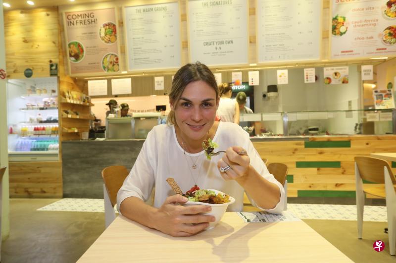 练习正念饮食15年的凯瑟琳认为,正念饮食对每一个人都有意义,而且有助人们培养与食物的健康关系。(吴伟国摄) 练习正念饮食15年的凯瑟琳认为,正念饮食对每一个人都有意义,而且有助人们培养与食物的健康关系。(吴伟国摄)