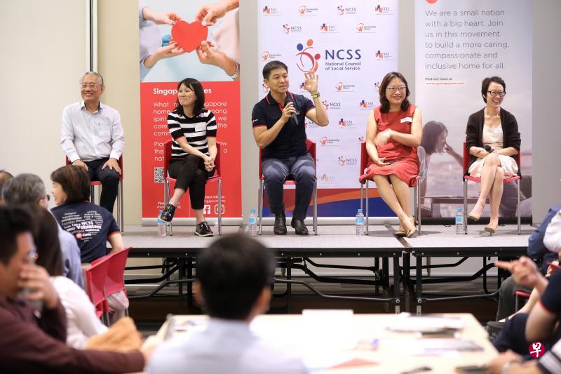 国会议长陈川仁(中)昨天出席义工管理网络会议时,强调义工是社会服务组织的宝贵资源,呼吁各组织更重视义工管理的工作。(海峡时报) 国会议长陈川仁(中)昨天出席义工管理网络会议时,强调义工是社会服务组织的宝贵资源,呼吁各组织更重视义工管理的工作。(海峡时报)