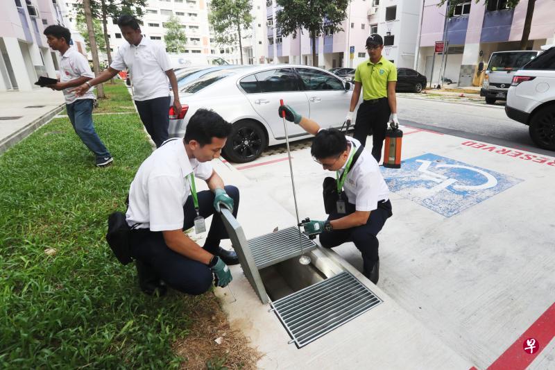 骨痛热症病例增加,稽查人员出巡时,会打开沟渠盖,检查沟渠内是否滋生蚊虫。(吴伟国摄) 骨痛热症病例增加,稽查人员出巡时,会打开沟渠盖,检查沟渠内是否滋生蚊虫。(吴伟国摄)