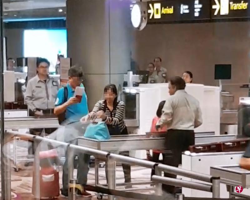 马国一家三口过后进行额外安检。(读者提供) 马国一家三口过后进行额外安检。(读者提供)
