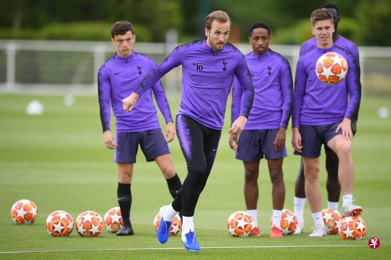 前锋凯恩(左二)已加入托特纳姆的训练,备战星期天的欧冠决赛。(法新社) 前锋凯恩(左二)已加入托特纳姆的训练,备战星期天的欧冠决赛。(法新社)