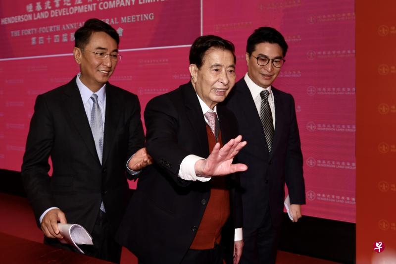 股东会结束后,恒基地产创办人李兆基(中)在儿子李家杰(左)和李家诚的搀扶下离场。(中新社) 股东会结束后,恒基地产创办人李兆基(中)在儿子李家杰(左)和李家诚的搀扶下离场。(中新社)