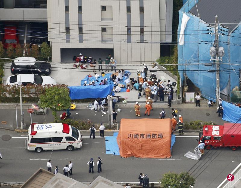 大批救护人员及警方在川崎市案发现场为10多名受伤的小学生施救及进行调查。（路透社）