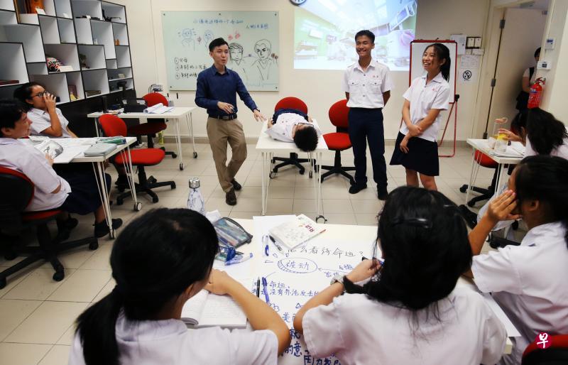 南侨中学学生在上华文文学课时,借助角色扮演的方式,分析作家西西的短篇小说《像我这样的一个女子》,从男女主角的视角与想法进行讨论。(邝启聪摄) 南侨中学学生在上华文文学课时,借助角色扮演的方式,分析作家西西的短篇小说《像我这样的一个女子》,从男女主角的视角与想法进行讨论。(邝启聪摄)