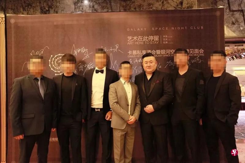 以“李林宸”之名活动，在昆明经营多家夜店的孙小果曾经是一名死刑犯。图为2017年初，孙小果（右三）出席旗下银河俱乐部的宣传活动，并在背景广告板上签名。（互联网）