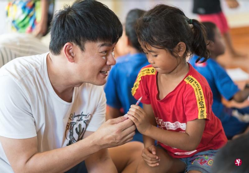 王沺裁放话:“如果找到那个新加坡男星,我把学校交给他做。”(受访者) 王沺裁放话:“如果找到那个新加坡男星,我把学校交给他做。”(受访者)