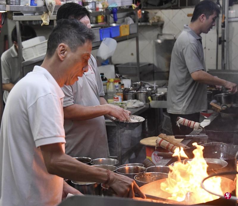 谭喜庆凡事亲力亲为,摊位一天营业12小时。(曾美玲摄) 谭喜庆凡事亲力亲为,摊位一天营业12小时。(曾美玲摄)