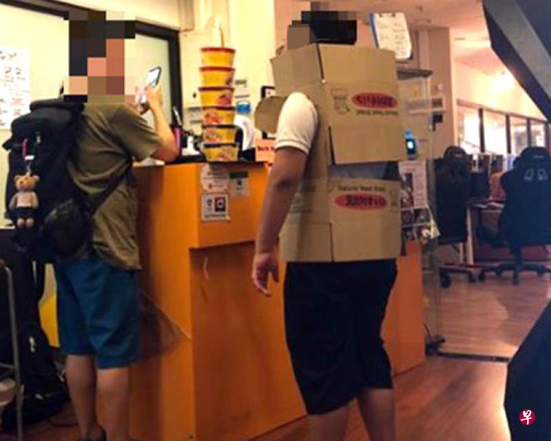 男学生相信为遮掩校服进入网咖而“穿上”纸箱。(互联网) 男学生相信为遮掩校服进入网咖而“穿上”纸箱。(互联网)