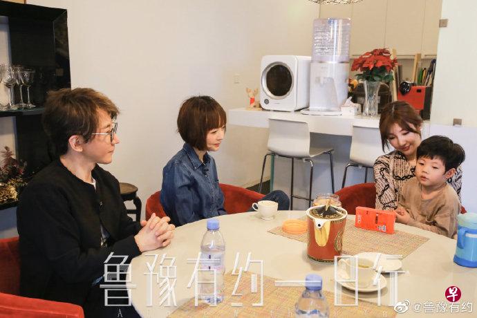 刘谦（左一）首次携妻子王希怡和儿子上节目，与主持人鲁豫（左二）分享婚姻和家庭点滴。（取自《鲁豫有约》微博）