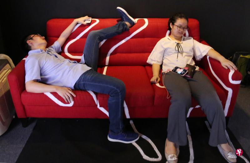 在“致命懒人沙发”的白色轮廓中摆姿势,类似案发现场的尸体,带出久坐的生活方式如何提高患上前期糖尿病的风险。(梁麒麟摄) 在“致命懒人沙发”的白色轮廓中摆姿势,类似案发现场的尸体,带出久坐的生活方式如何提高患上前期糖尿病的风险。(梁麒麟摄)