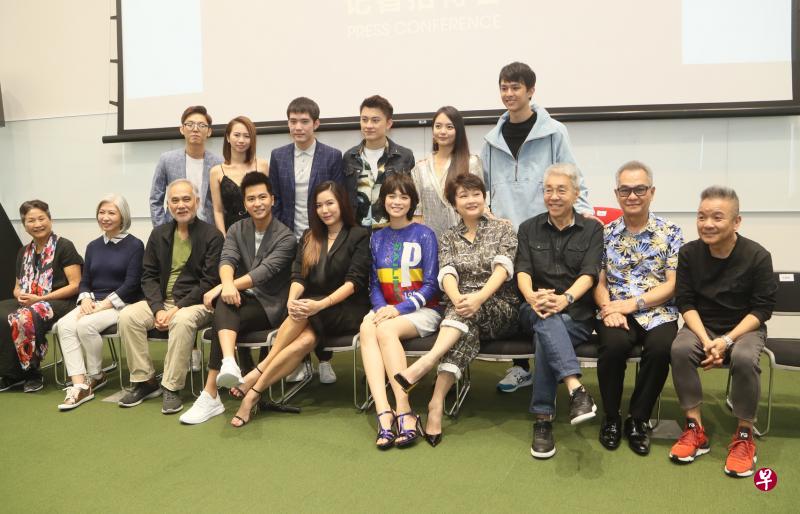 130集的《老友万岁》阵容坚强，故事环绕亲情、友情、爱情和办公室斗争。