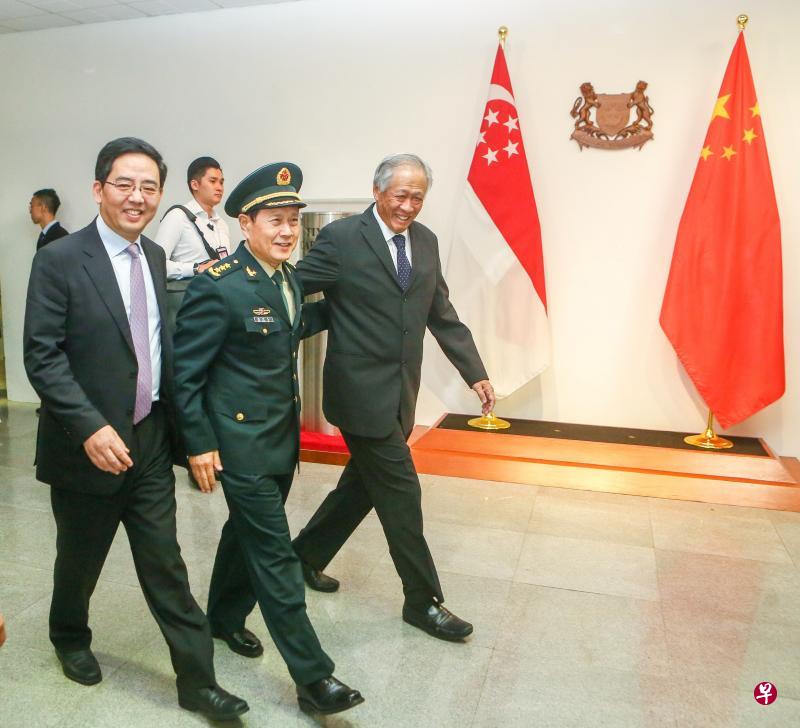 到访我国的中国国务委员兼国防部长魏凤和(左)昨天在国防部受到我国国防部长黄永宏医生(右)的欢迎。(陈斌勤摄) 到访我国的中国国务委员兼国防部长魏凤和(左)昨天在国防部受到我国国防部长黄永宏医生(右)的欢迎。(陈斌勤摄)