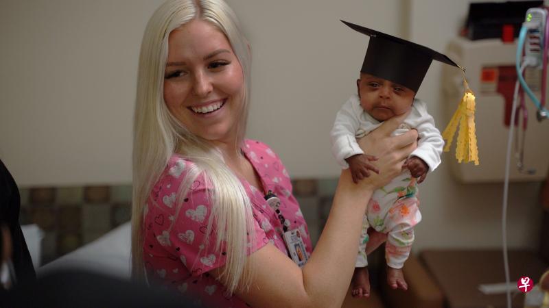 Saybie(右)被认为是世界上存活最小的婴儿。(法新社) Saybie(右)被认为是世界上存活最小的婴儿。(法新社)