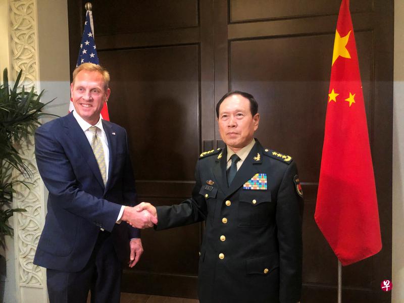 中国国防部长魏凤和(右)今天与美国代理国防部长沙纳汉在新加坡香格里拉对话会场边举行会谈。(路透社) 中国国防部长魏凤和(右)今天与美国代理国防部长沙纳汉在新加坡香格里拉对话会场边举行会谈。(路透社)