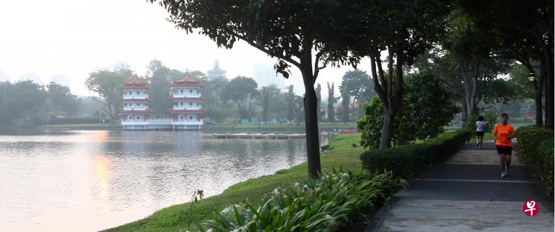 到裕廊湖公园晨运的人们。(档案照) 到裕廊湖公园晨运的人们。(档案照)