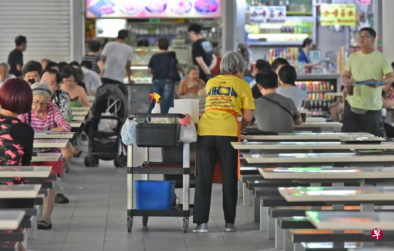 全国工资理事会建议为低薪员工加薪的数额维持在50元至70元,但把定义低薪员工的基本月入上限调高至1400元。(海峡时报档案照) 全国工资理事会建议为低薪员工加薪的数额维持在50元至70元,但把定义低薪员工的基本月入上限调高至1400元。(海峡时报档案照)