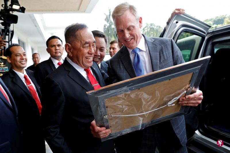 美国代国防部长沙纳汉(右一)在雅加达访问时,接受印尼国防部长里亚古都(右二)送上的一份礼物。(路透社) 美国代国防部长沙纳汉(右一)在雅加达访问时,接受印尼国防部长里亚古都(右二)送上的一份礼物。(路透社)