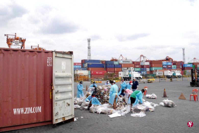 菲律宾政府今天将滞留在港口的69个集装箱的垃圾运返加拿大。(路透社) 菲律宾政府今天将滞留在港口的69个集装箱的垃圾运返加拿大。(路透社)